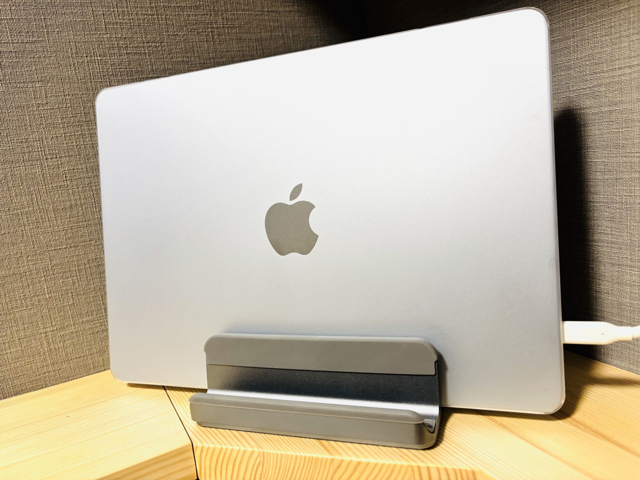 エヌイーケーオーはMacBookを使用中です。