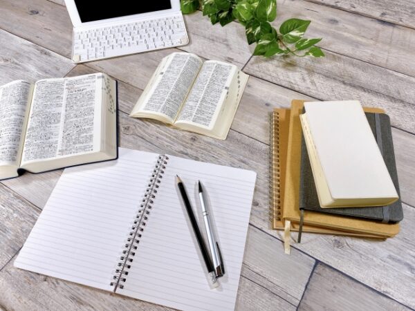 学習デスクの辞書とノート・タブレット